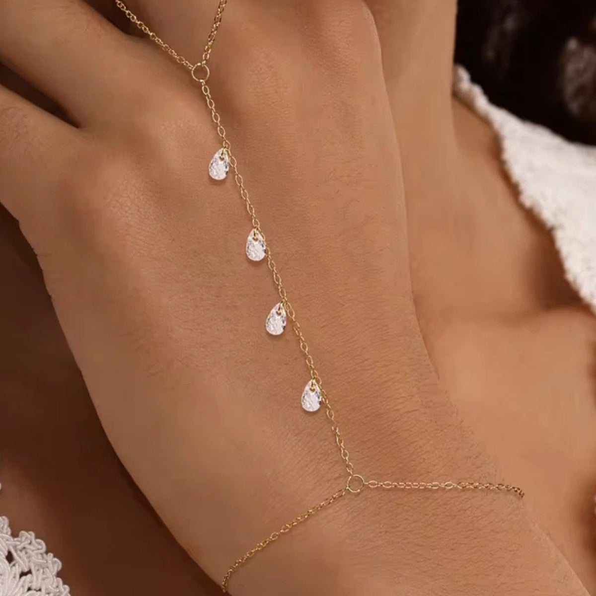 SHIGURE hand chain worn