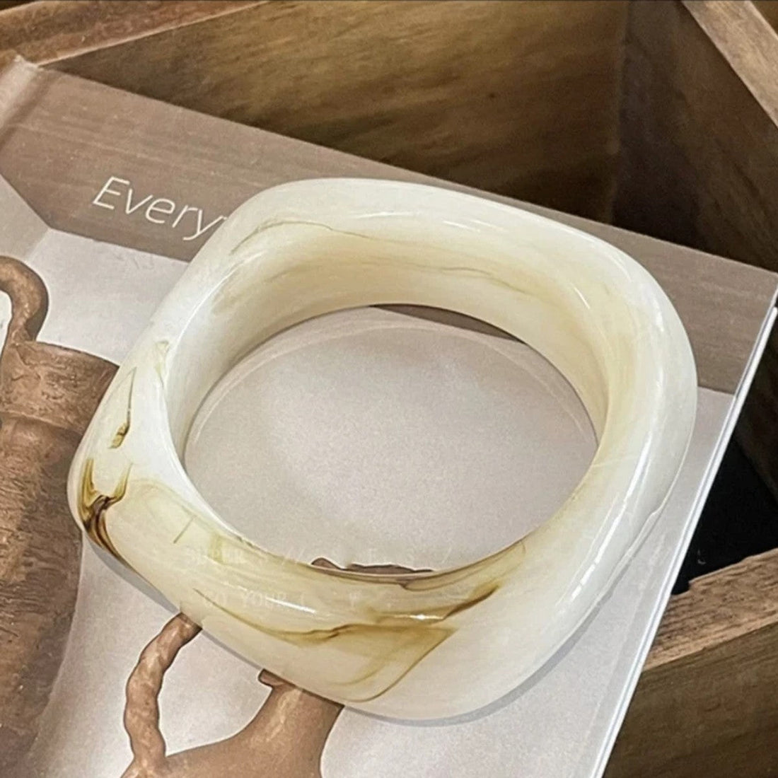CRÈME. gemarmerde bangle