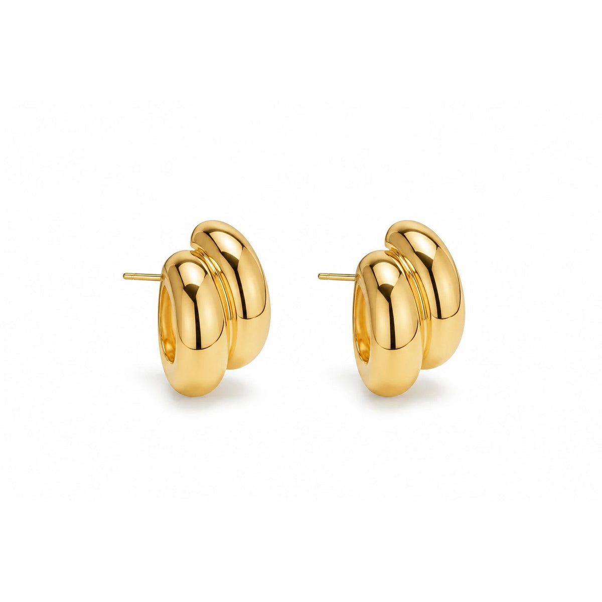 DUO. chunky goudkleurige oorbellen op wit