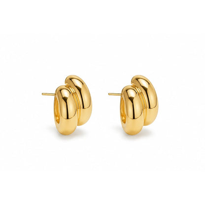DUO. chunky goudkleurige oorbellen op wit