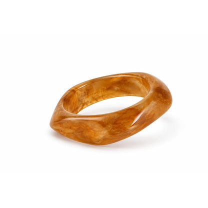 MIEL. amberkleurige bangle op wit